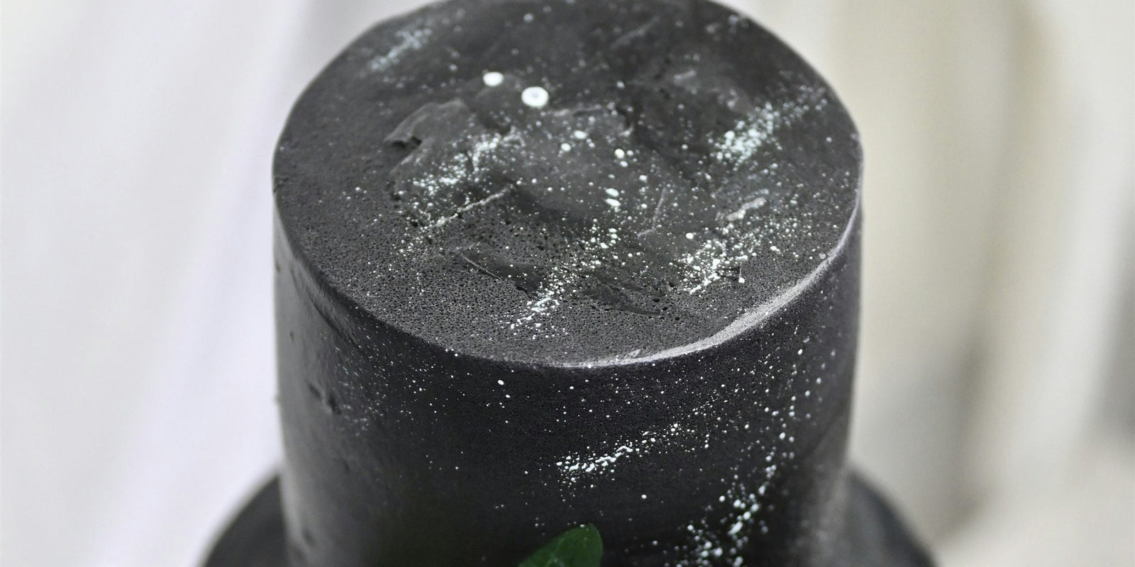 Jet-black black cocoa bake